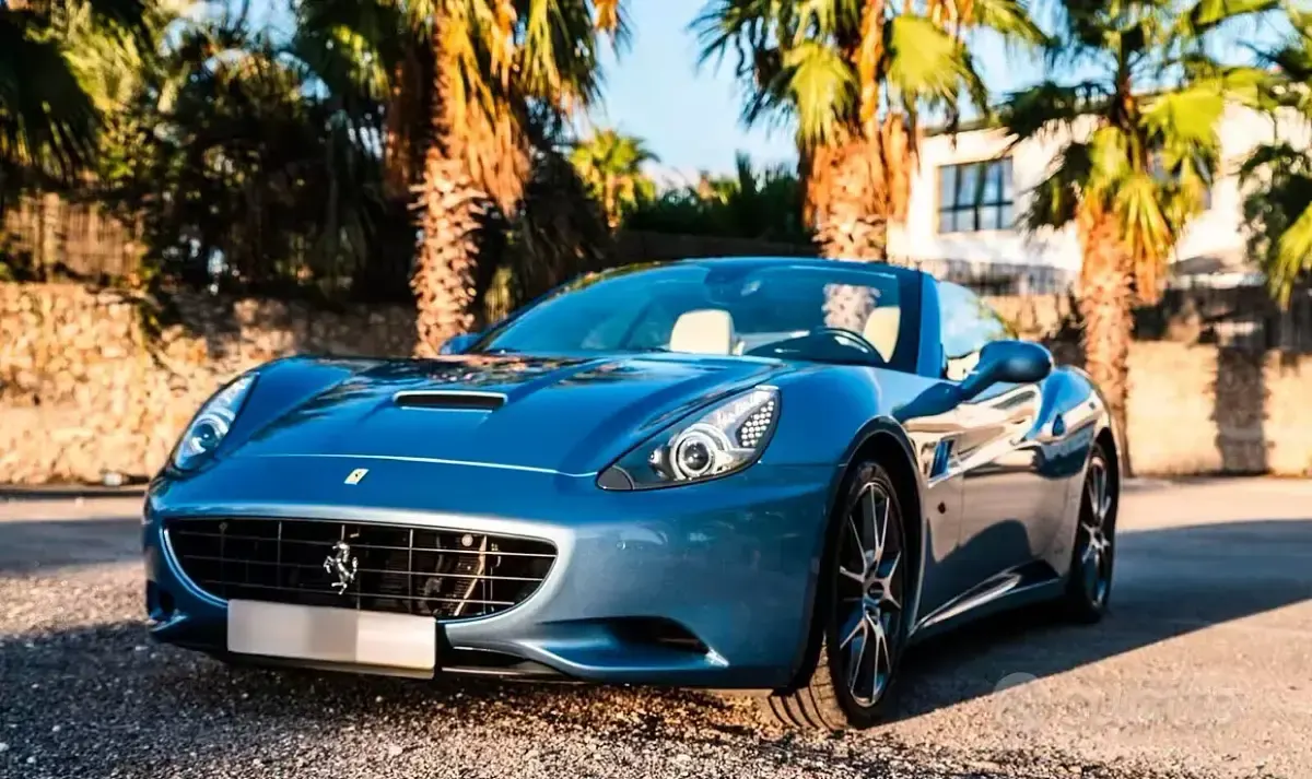 Usata Ferrari California 490 CV (360 kW) 2012 Bluazzurro Cabrio