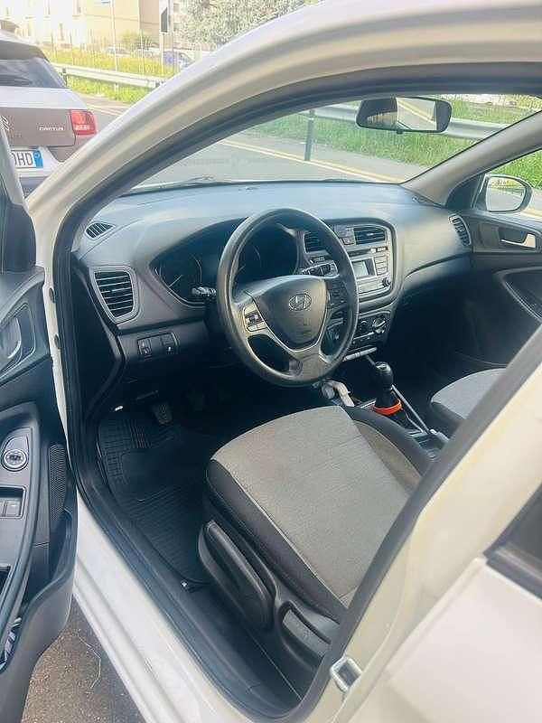 Käytetty Hyundai i20 Comfort 77 HP (56 kW) 2016 Sedan