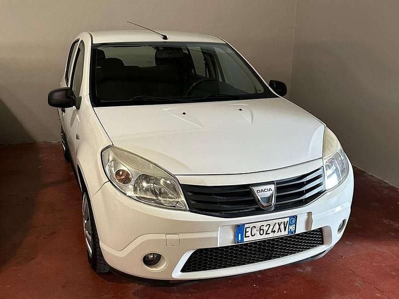Bianco Usata 2010 Dacia Sandero Lauréate Tre volumi | 2999 € (Buon prezzo) - Immagine 1/4