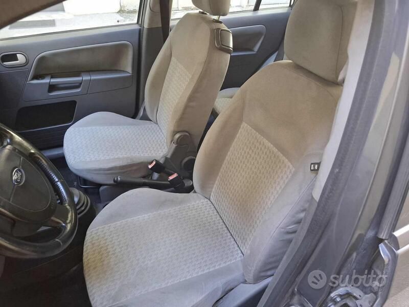 Usata Ford Fusion 80 CV (58 kW) 2003 Grigio scuro metallizzato Berlina