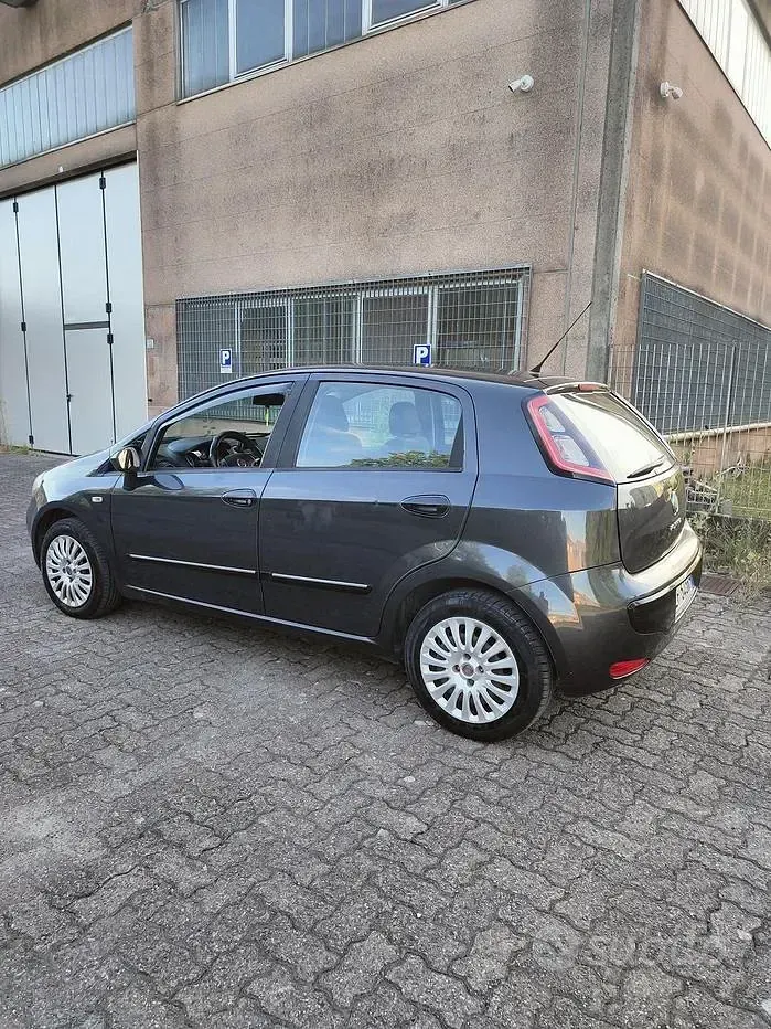 Usata Fiat Grande Punto 69 CV (50 kW) 2011 Grigio Utilitaria