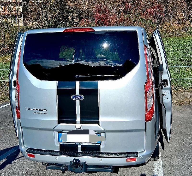 Grigio Usata 2023 Ford Tourneo Tre volumi | 34.500 € - Immagine 1/4
