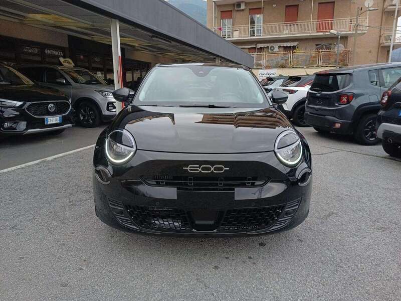 Nouvelle Fiat 600 Pop 110 ch (80 kW) 2025 Noir SUV