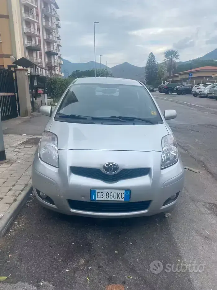Usata Toyota Yaris 100 CV (73 kW) 2010 Marrone Utilitaria
