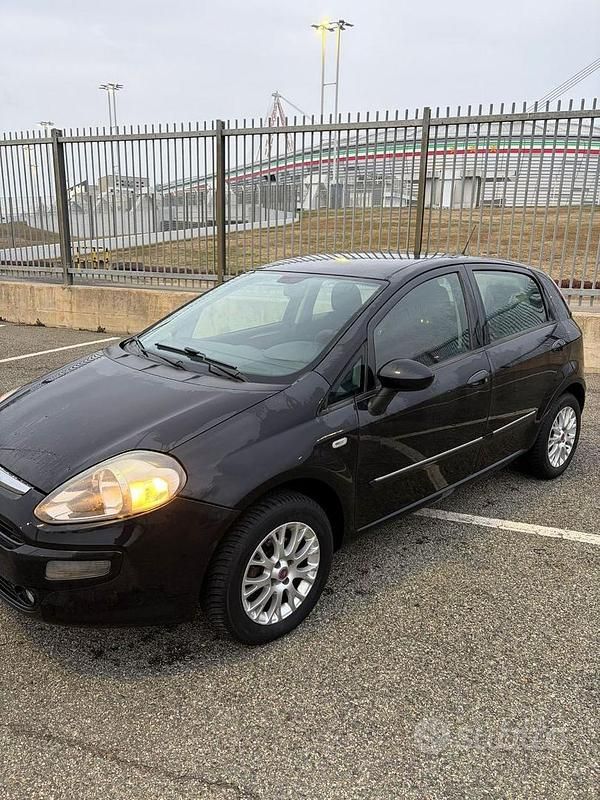 Nero Usata 2011 Fiat Grande Punto Due volumi | 3900 € (Buon prezzo) - Immagine 1/4