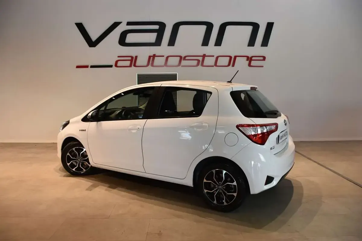 Usata Toyota Yaris Hybrid Active 101 CV (74 kW) 2019 Bianco Berlina