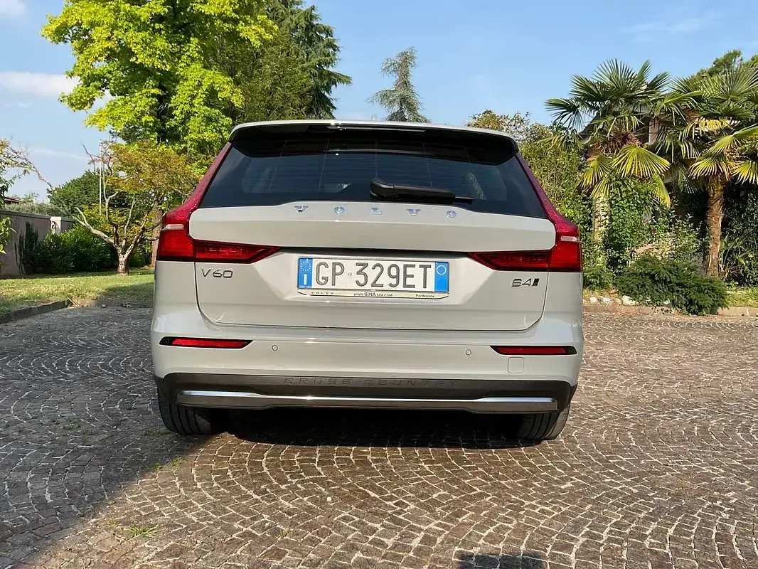 Usata Volvo V60 CC Core 197 CV (144 kW) 2023 Grigio Station wagon
