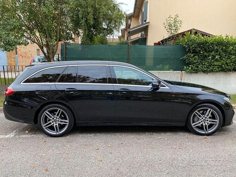 Usata Mercedes E220 Premium Plus 194 CV (142 kW) 2019 Nero Station wagon