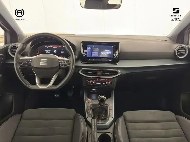 Usata Seat Arona Xperience 95 CV (69 kW) 2023 Argento tetto grigio SUV