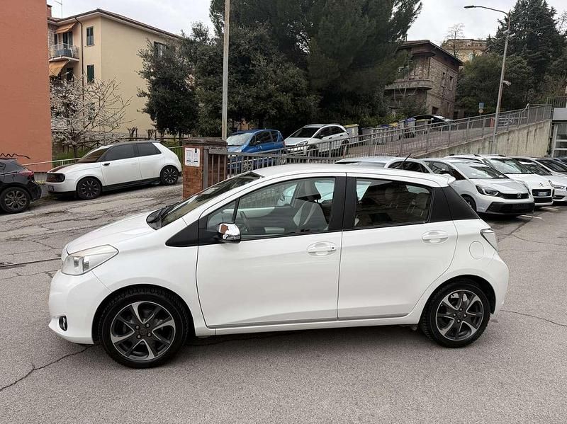 Usata Toyota Yaris Active 69 CV (50 kW) 2013 Bianco Utilitaria