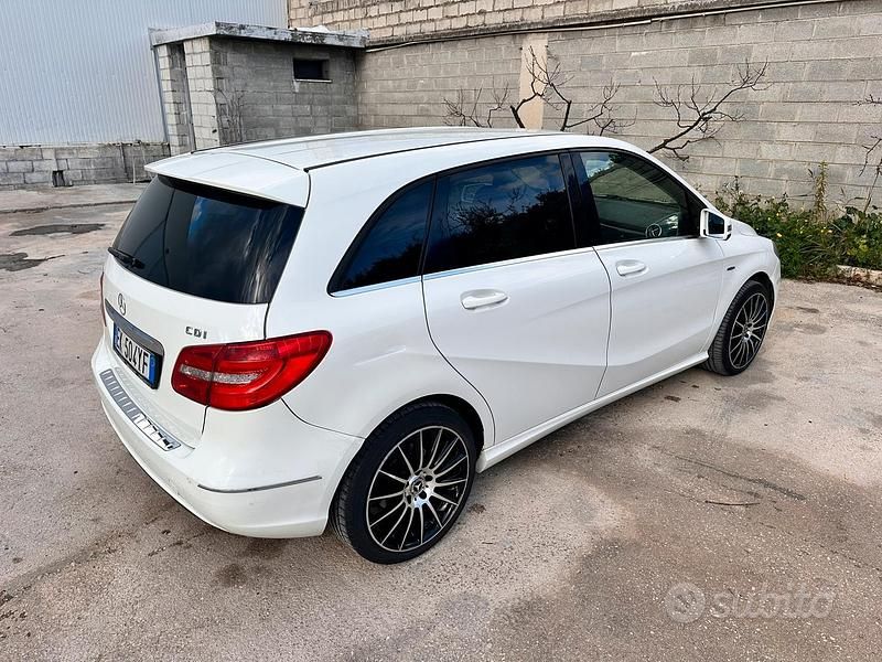 Usata Mercedes B200 Premium 136 CV (100 kW) 2012 Bianco Utilitaria