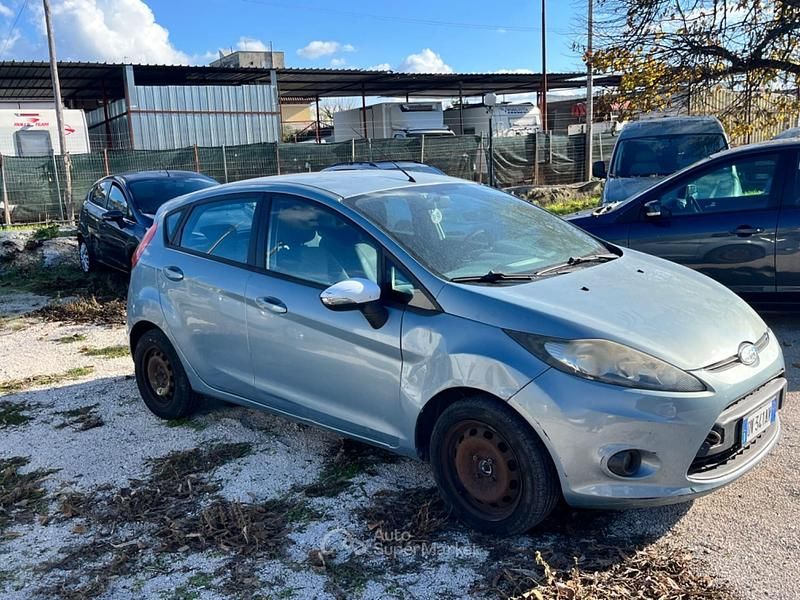 Usata Ford Fiesta 70 CV (51 kW) 2010 Blu Berlina