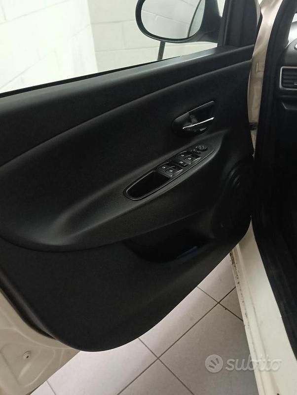 Usata Lancia Ypsilon S 69 CV (50 kW) 2012 Bianco Utilitaria