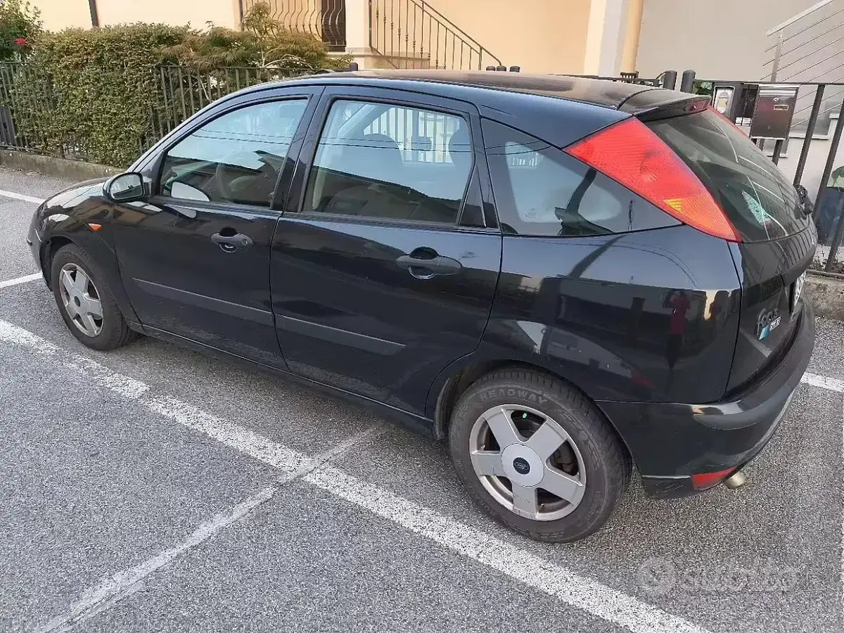 Usata Ford Focus 100 CV (73 kW) 2004 Nero Berlina
