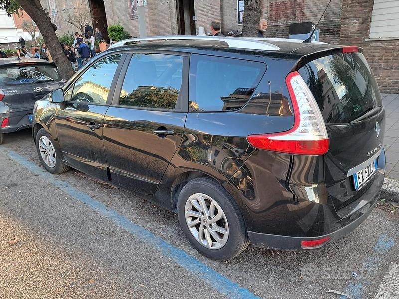 Nero Usata 2014 Renault Scénic III Monovolume | 5400 € (Buon prezzo) - Immagine 1/4