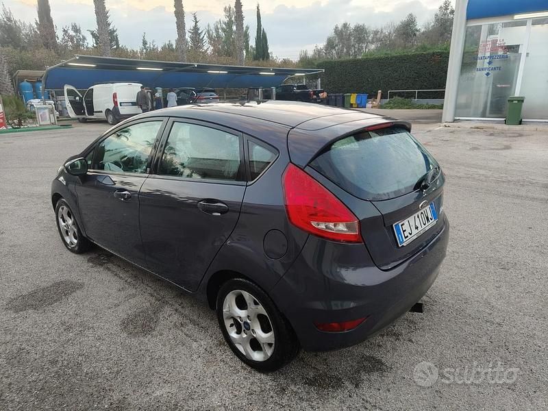 Usata Ford Fiesta 69 CV (50 kW) 2011 Blu Berlina