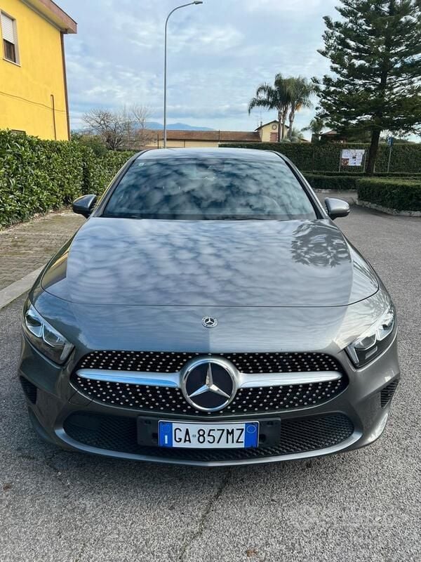 Grigio Usata 2020 Mercedes A180 Tre volumi | 25.000 € (Cara) - Immagine 1/4