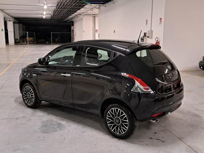 Usata Lancia Ypsilon 69 CV (50 kW) 2024 Nero Utilitaria