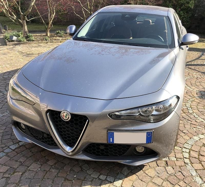 Usata Alfa Romeo Giulia 180 CV (132 kW) 2018 Grigio Berlina