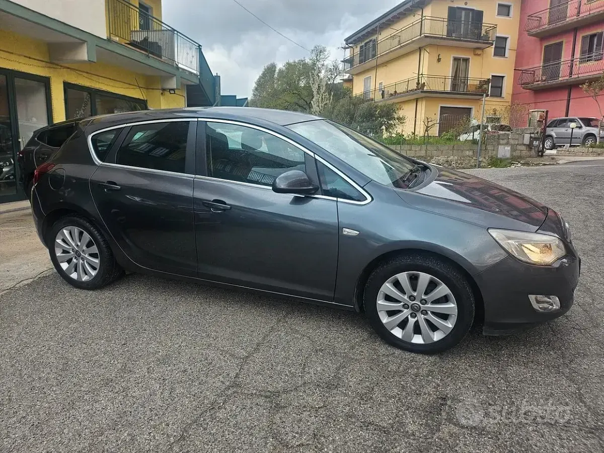 Usata Opel Astra Cosmo 125 CV (91 kW) 2012 Grigio Berlina