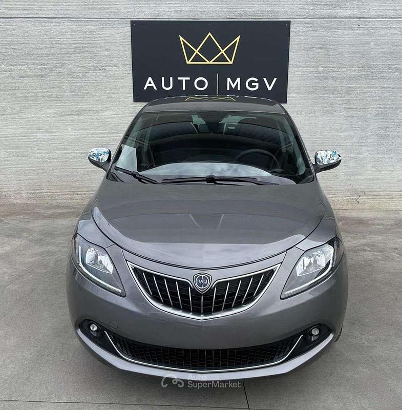 Usado Lancia Ypsilon Gold 69 HP (50 kW) 2023 Cinzento Citadino