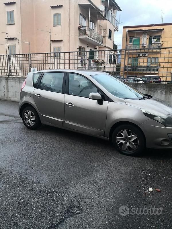 Usata Renault Scénic III XMOD 110 CV (80 kW) 2011 Grigio Monovolume