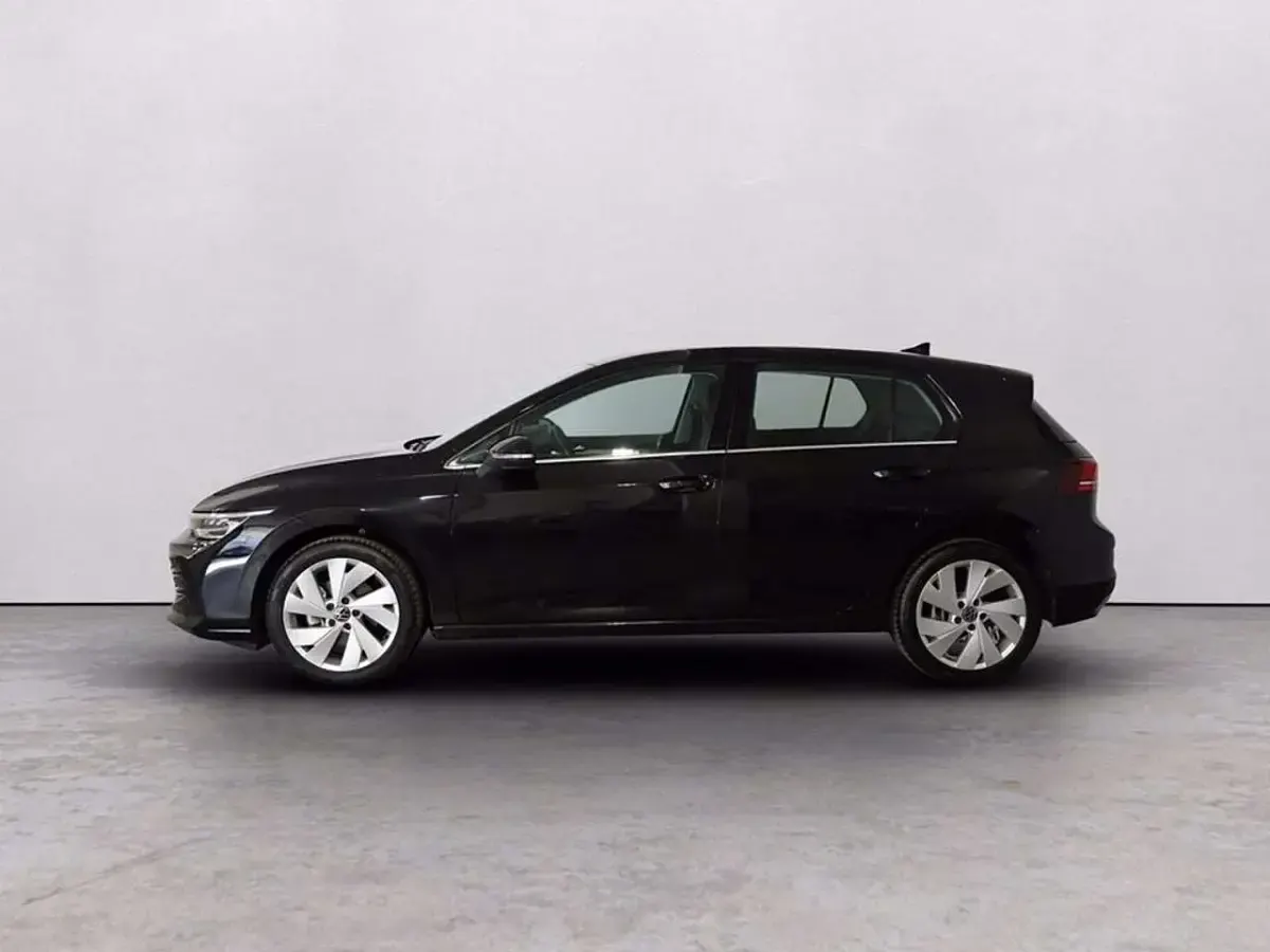 Usata VW Golf VIII Style 150 CV (110 kW) 2025 Grenadill black metallizzato Berlina