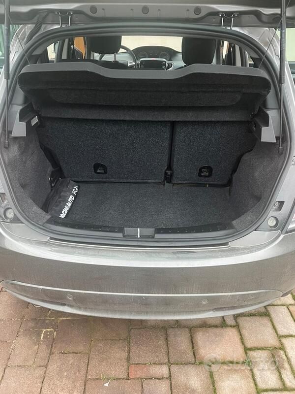 Usata Lancia Ypsilon 69 CV (50 kW) 2021 Grigio Utilitaria