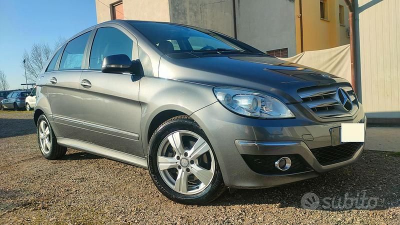 Grigio / metallizzato Usata 2010 Mercedes B180 Executive Monovolume | 5490 € (Cara) - Immagine 1/4