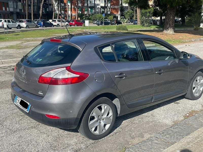 Grigio Usata 2011 Renault Mégane Tre volumi | 3700 € (Ottimo prezzo) - Immagine 1/4