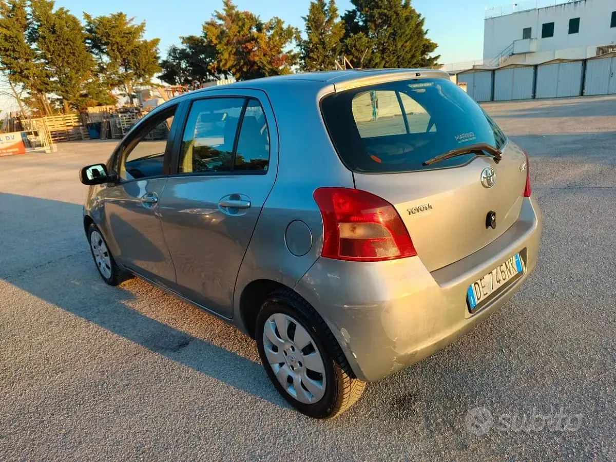 Usata Toyota Yaris 90 CV (66 kW) 2007 Grigio Utilitaria