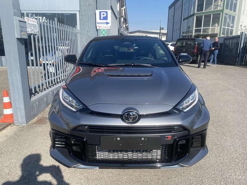 Nuova Toyota Yaris 280 CV (205 kW) 2026 Grigio Utilitaria