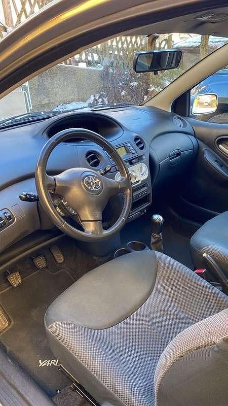 Usata Toyota Yaris 65 CV (47 kW) 2005 Argento Utilitaria