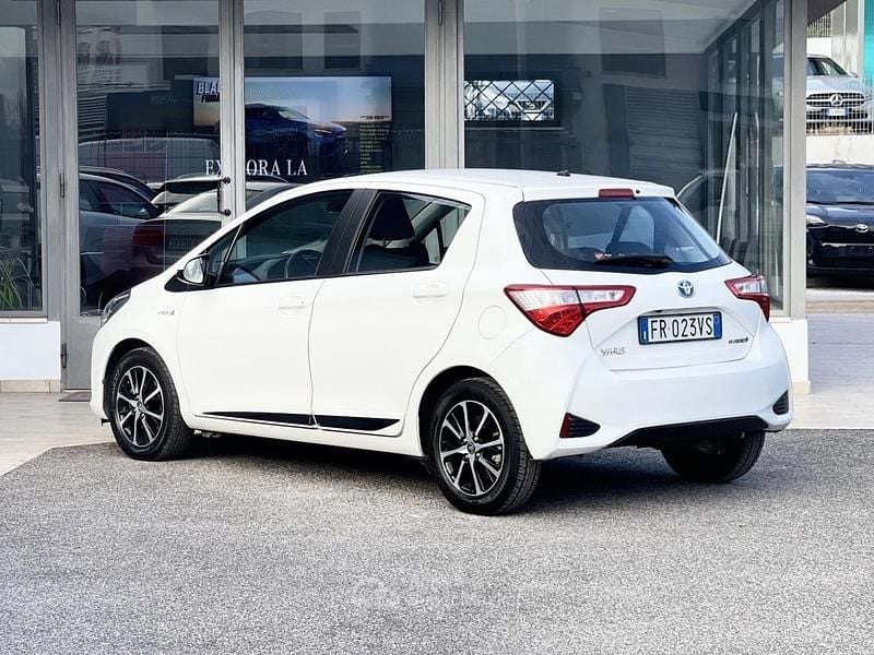 Usata Toyota Yaris Hybrid 73 CV (53 kW) 2018 Bianco Berlina