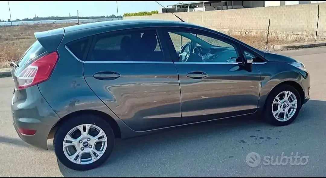 Usata Ford Fiesta Titanium 97 CV (71 kW) 2016 Grigio Utilitaria
