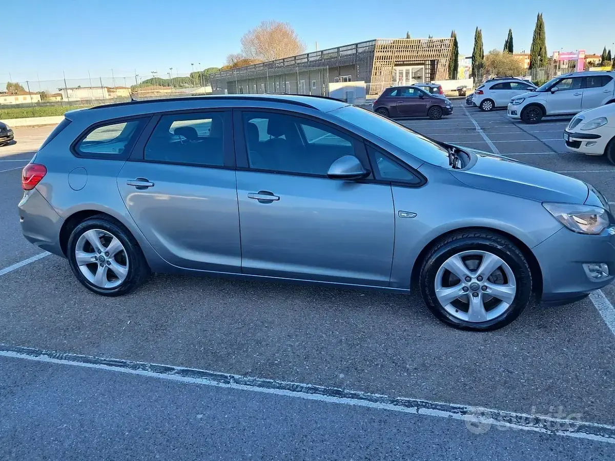 Usata Opel Astra 110 CV (80 kW) 2011 Grigio Station wagon