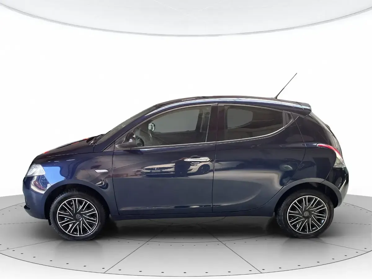 Usata Lancia Ypsilon Gold 69 CV (50 kW) 2019 Blu di blu Utilitaria