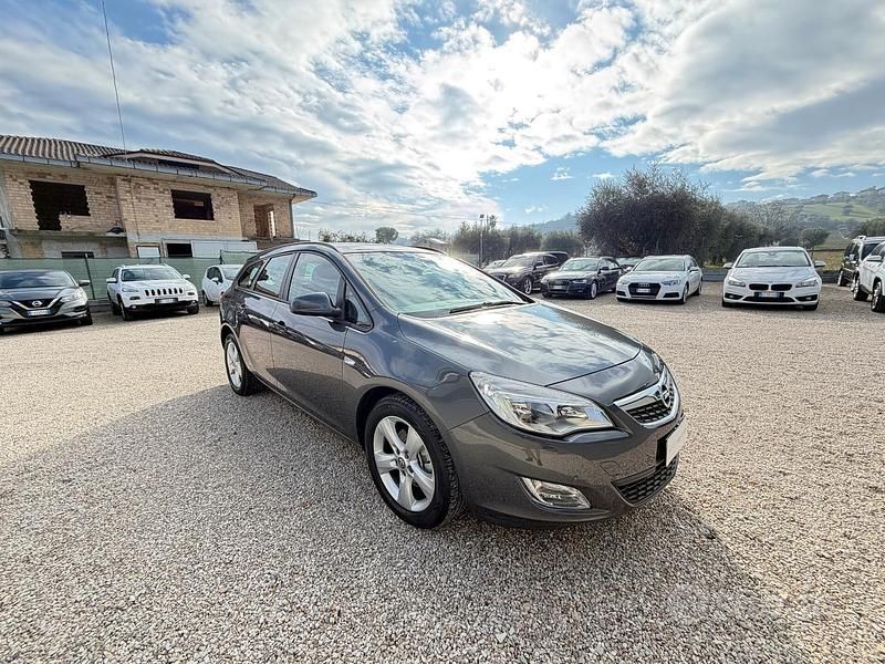Usata Opel Astra 110 CV (80 kW) 2012 Grigio Station wagon