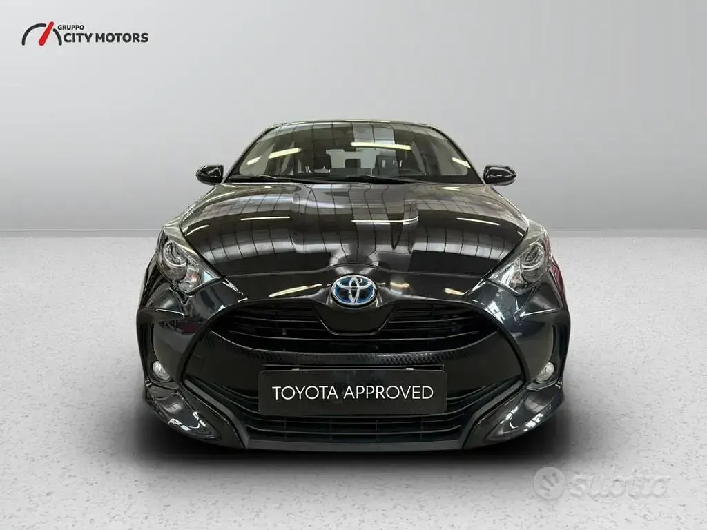 Usata Toyota Yaris Hybrid Active 116 CV (85 kW) 2021 Nero Berlina
