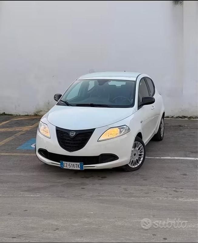 Usata Lancia Ypsilon 69 CV (50 kW) 2015 Bianco Utilitaria