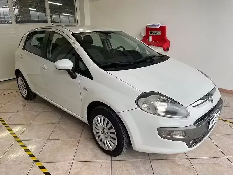 Usata Fiat Grande Punto Dynamic 77 CV (56 kW) 2010 Bianco Utilitaria