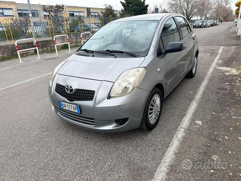 Usata Toyota Yaris 87 CV (63 kW) 2008 Grigio Utilitaria