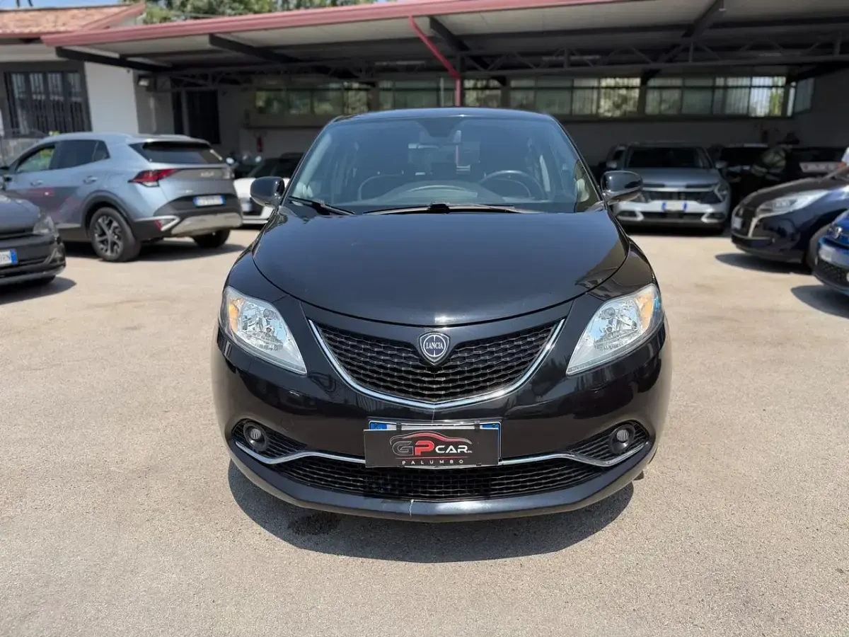 Usata Lancia Ypsilon Gold 95 CV (69 kW) 2016 Nero Utilitaria