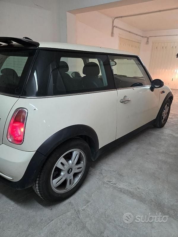Begagnad Mini ONE 90 HK (66 kW) 2005 Vit Halvkombi
