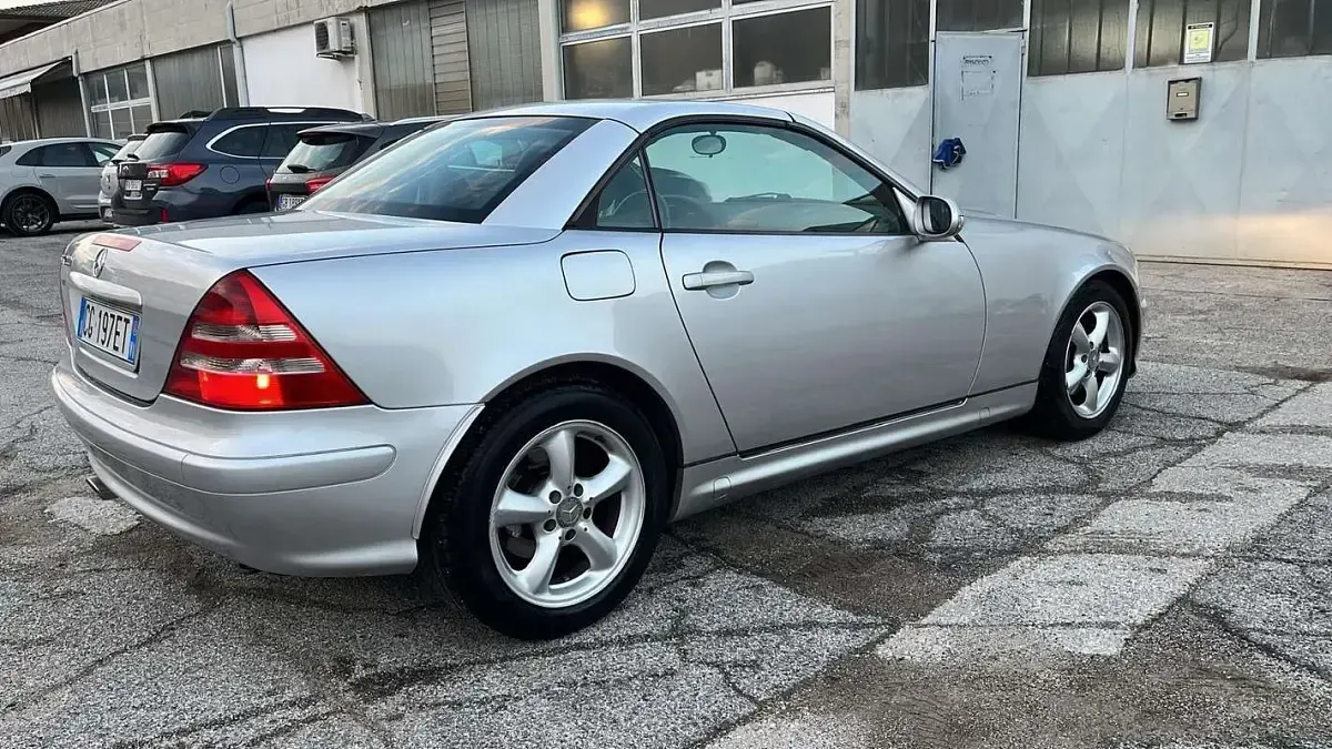 Usata Mercedes SLK200 163 CV (119 kW) 2003 Argento Cabrio