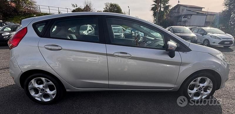 Usata Ford Fiesta Titanium 70 CV (51 kW) 2012 Grigio Utilitaria