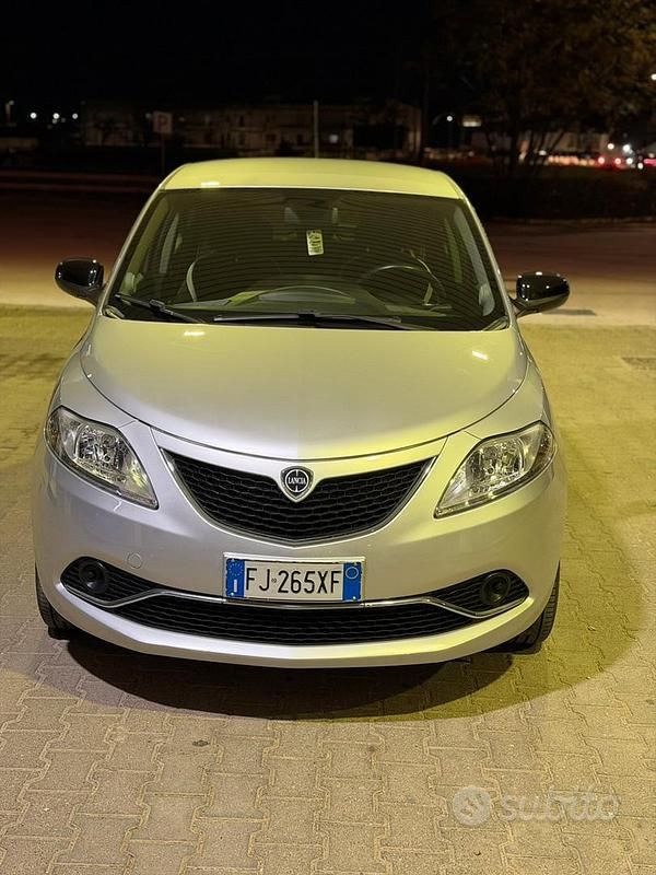 Usata Lancia Ypsilon 95 CV (69 kW) 2017 Grigio Utilitaria