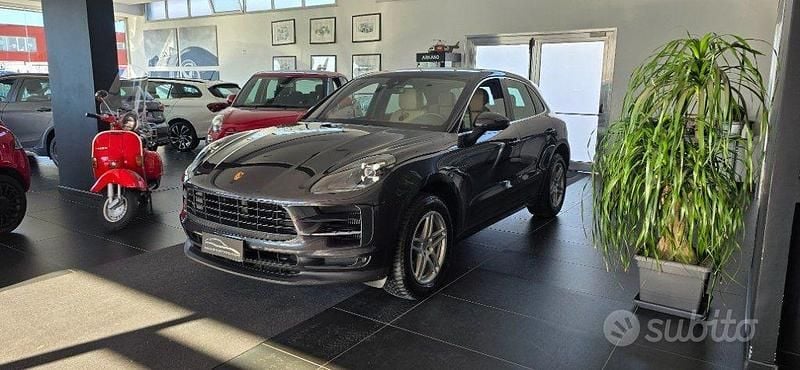 Grigio scuro Usata 2021 Porsche Macan SUV | 56.990 € (Super prezzo) - Immagine 1/4