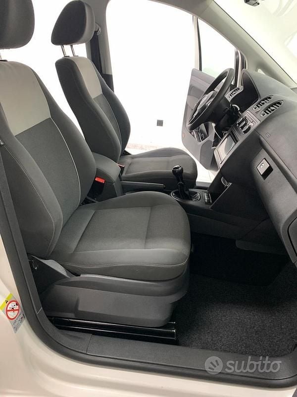 Begagnad VW Caddy 102 HK (75 kW) 2012 Minibuss