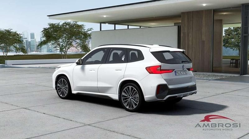 Nuova BMW iX1 M Sport 150 kW (204 CV) 2026 Alpin white pastello SUV